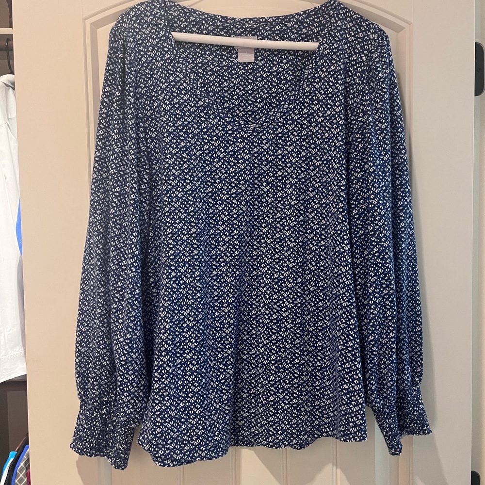 Chicos Blue with white pattern vneck blouse ruched cuff ! Size Medium/1